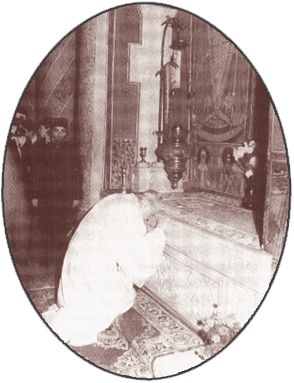 Preafericitul Patriarh Teoctist la mormântul Preafericitului Patriarh Justinian în 1977